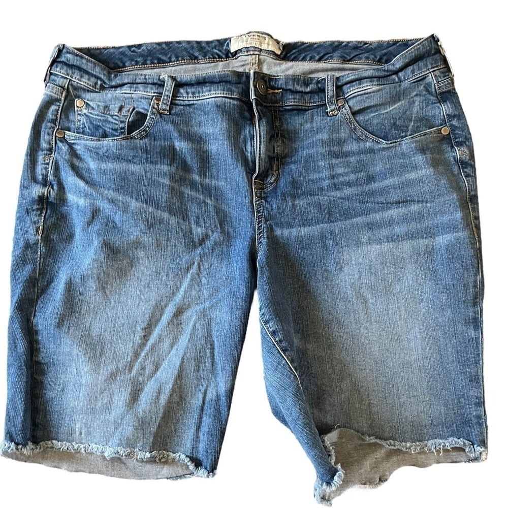 Torrid Bermuda raw hem jean shorts SZ 20